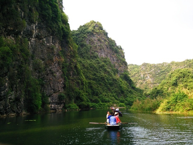 Du khách thả hồn vào cây cỏ hoa lá hai bên dọc đường đi thuyền