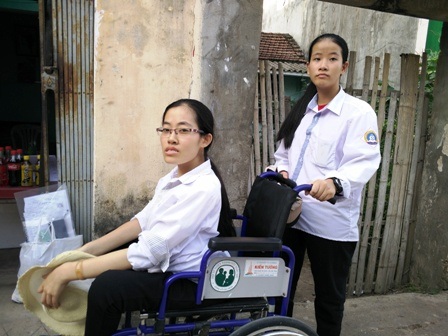 Người mẹ còm cõi cõng con gái liệt chân đi thi - 4 Nguyệt cùng em gái chờ mẹ dọn đồ để chuẩn bị về quê