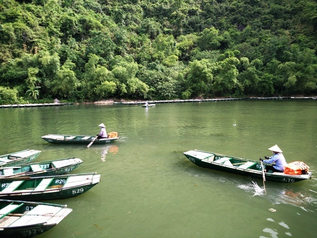 Bến thuyền nơi có 2.000 chiếc đò phục vụ du khách tham quan Danh thắng Tràng An