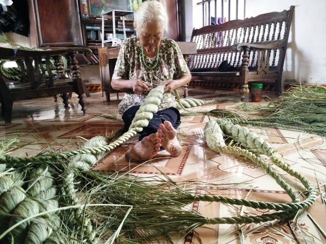 Dù đã 80 tuổi nhưng cụ Vũ Thị Thừa vẫn còn rất tinh mắt để làm ra những con mìn từ rơm khô