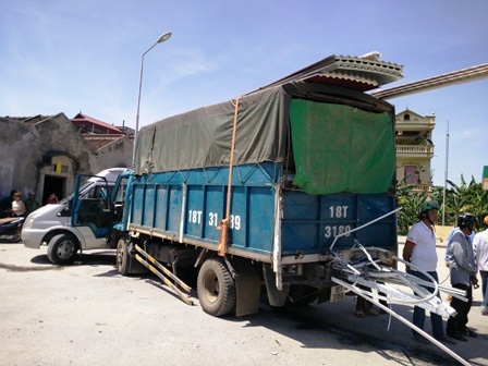 Hàng trên xe tải 18T - 3189 đang được bốc dỡ thì xảy ra tai nạn