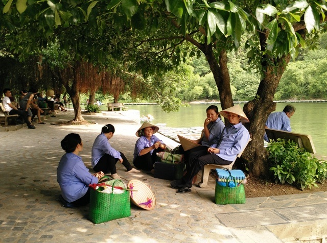 Chuyện đời những nữ lái đò Tràng An - 3 Chờ khách dưới cái nắng gay gắt, họ phải ngồi dưới bóng cây tránh nóng