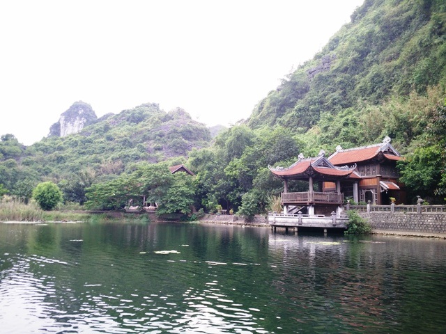 Các di tích văn hóa nằm sát bên các dòng sông, tựa mình vào những ngọn núi cao