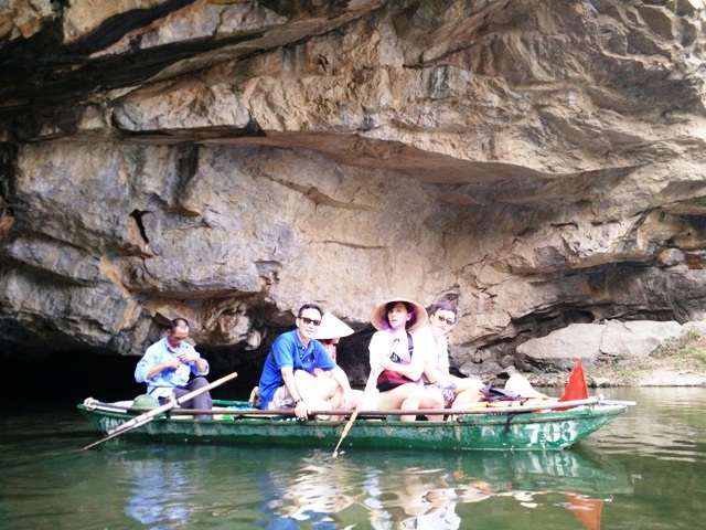 Du khách thích thú ngắm cảnh Tràng An