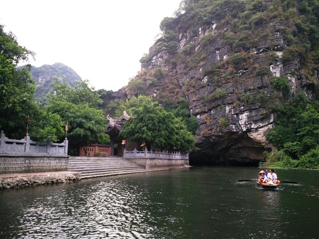 Du khách thích thú ngắm cảnh Tràng An