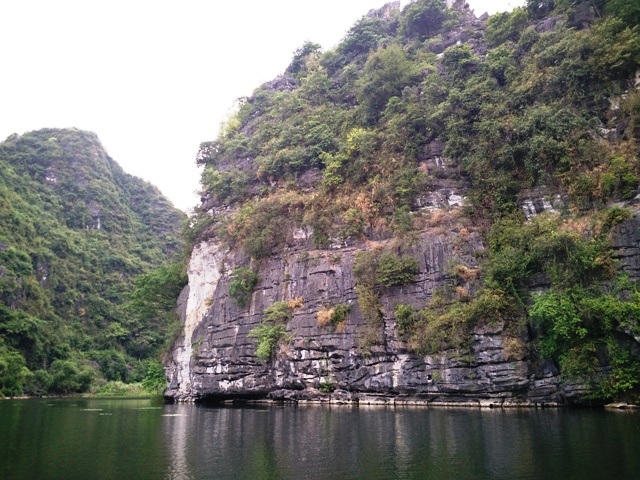 Núi đá vôi lẫn vào những làn nước trong xanh, cảnh đẹp ở Tràng An chẳng khác gì ở Hạ Long