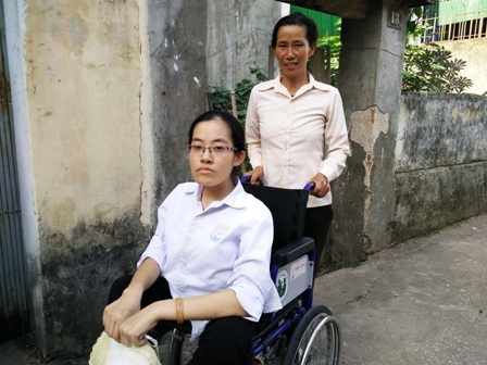 Người mẹ còm cõi cõng con gái liệt chân đi thi - 5 Nguyệt cùng em gái chờ mẹ dọn đồ để chuẩn bị về quê