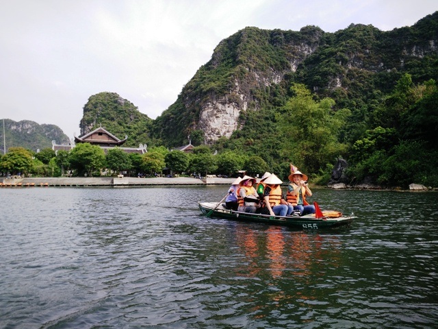 Ngồi trên thuyền ngắm cảnh Tràng An, du khách được hòa mình vào thiên nhiên hoang dã