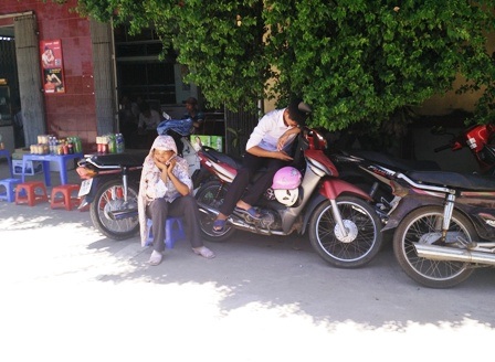 Phụ huynh, thí sinh ngồi vật vờ bên đường