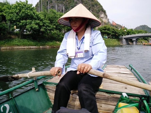 Chuyện đời những nữ lái đò Tràng An - 4 Mỗi chuyến chở, người lái đò chỉ được 150 nghìn tiền công