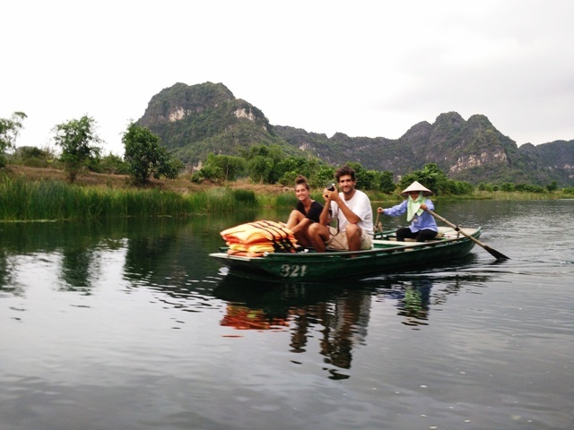 Du khách nước ngoài ghi lại cảnh đẹp Tràng An