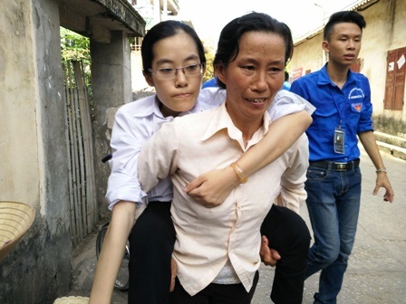 Người mẹ còm cõi cõng con gái liệt chân đi thi - 6 Bà Chắt cõng con gái lên xe về quê sau môn thi cuối
