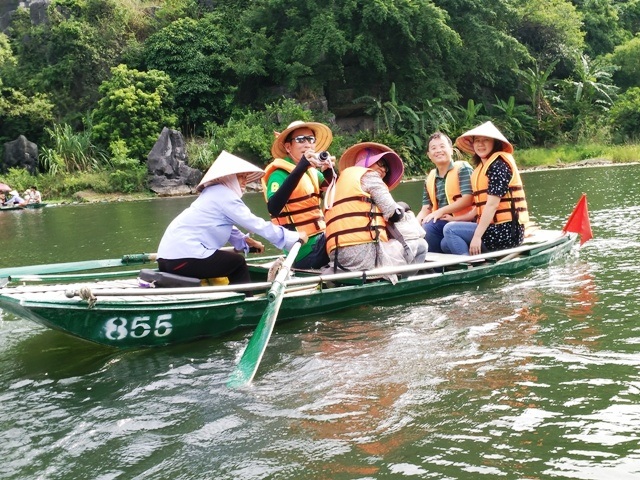 Ngồi trên thuyền ngắm cảnh Tràng An, du khách được hòa mình vào thiên nhiên hoang dã