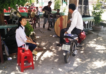 Hai bố con không có chỗ nghỉ trưa phải ngồi ghé tạm bên quán chờ giờ thi buổi chiều