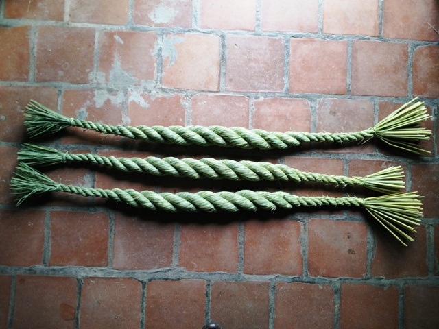 Những chiếc đuôi trâu được làm bằng rơm khô để xuất khẩu sang Nhật Bản