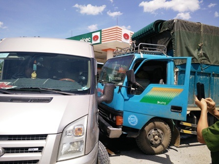 Chiếc xe ô tô tải bị đâm và chiếc xe du lịch bị gắn chặt vào nhau