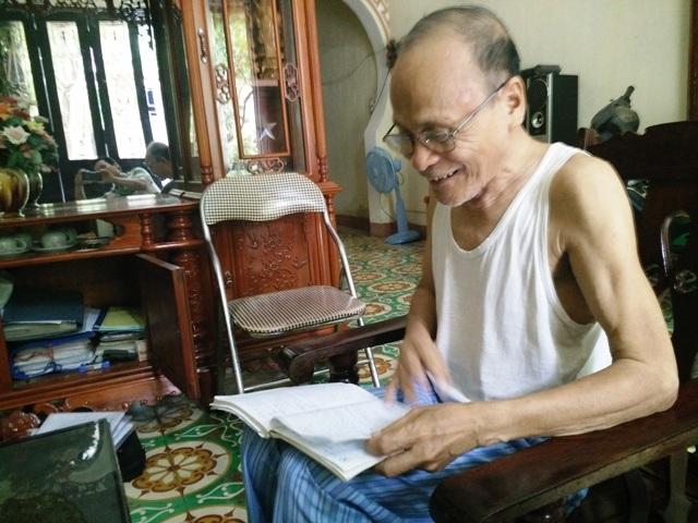 Ở cái tuổi xưa nay hiếm nhưng ông Dục vẫn nhiệt tình với công tác khuyến học của địa phương