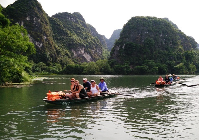 Mỗi ngày có hàng nghìn du khách trong và ngoài nước đến tham quan Danh thắng Tràng An