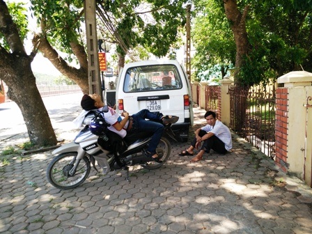 Một thí sinh uể oải nằm nghỉ ngay trên xe máy