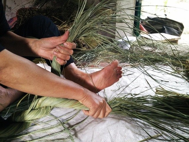Khi quấn rơm đôi bàn tay phải chắn chắn, cẩn thận mới ra được sản phẩm đẹp và đúng theo tiêu chuẩn