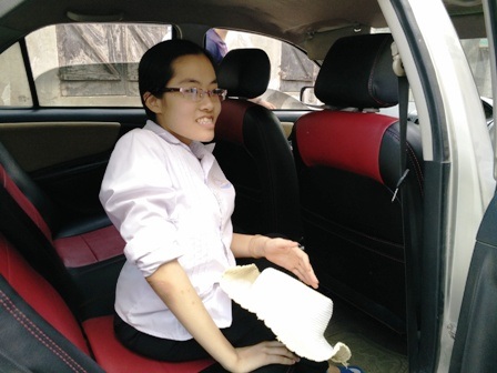 Người mẹ còm cõi cõng con gái liệt chân đi thi - 8 Bà Chắt cõng con gái lên xe về quê sau môn thi cuối