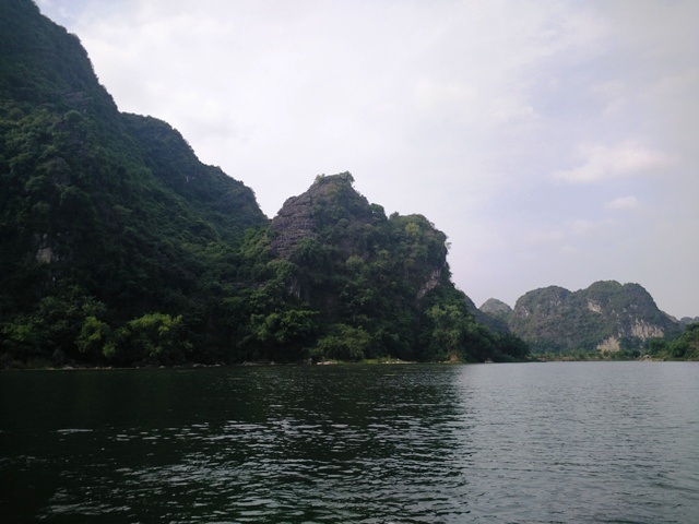 Thiên nhiên hoang sơ vẫn được giữ nguyên vẹn, chưa có sự tác động của con người.