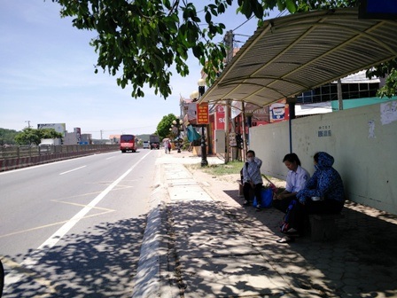 Ngồi ngay nhà chờ xe buýt để nghỉ trưa tránh nắng