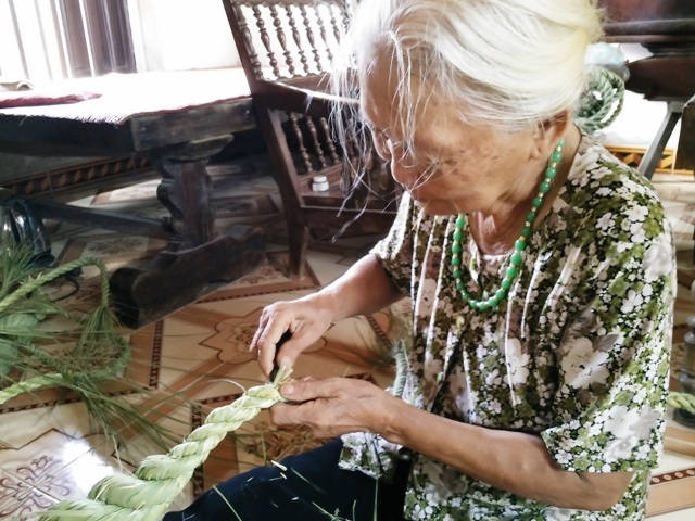 Từng công đoạn quấn rơm phải thật sự tỉ mỷ và khéo léo