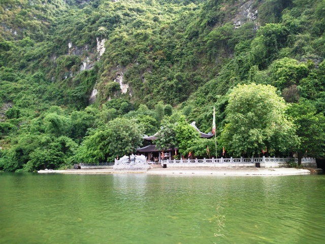 Ngoài ngắm cảnh núi non hùng vĩ, đến với Tràng An du khách còn hòa mình vào các di sản văn hóa