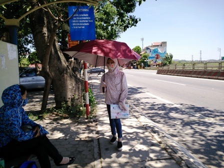 Vừa che ô, bịt kín người, thí sinh này vẫn không bớt được cái nắng như thiêu 40 độ C