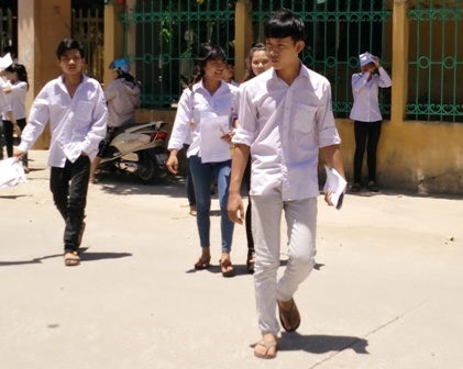 Trường Sa, Hoàng Sa vào đề Văn, thí sinh hào hứng vì làm được bài - 11 Thí sinh tại Ninh Bình rời phòng thi trong tiết trời nắng nóng (ảnh: Thái Sơn)
