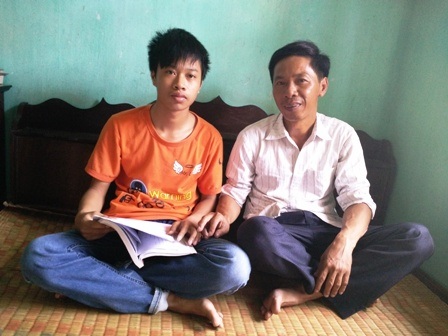 “Mong con đỗ đại học để trả ơn ông bà cho ở trọ” - 5 Bố con anh Hữu rất cảm động trước tấm lòng cao cả của vợ chồng ông Thuyết