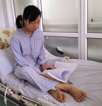 Nữ sinh vừa truyền nước vừa ôn thi trên giường bệnh - 1 Em Phạm Thị Huệ đang ôn thi trên giường bệnh