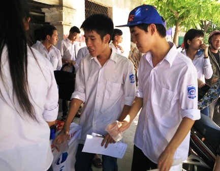 Trường Sa, Hoàng Sa vào đề Văn, thí sinh hào hứng vì làm được bài - 12 Các thí sinh uống nước giải nhiệt sau khi ra khỏi phòng thi (ảnh: Thái Sơn)