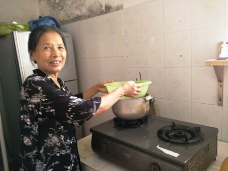 “Mong con đỗ đại học để trả ơn ông bà cho ở trọ” - 2 Bà Đỗ Thị Dung nấu ăn phục vụ bố con anh Hữu như con cháu trong nhà.