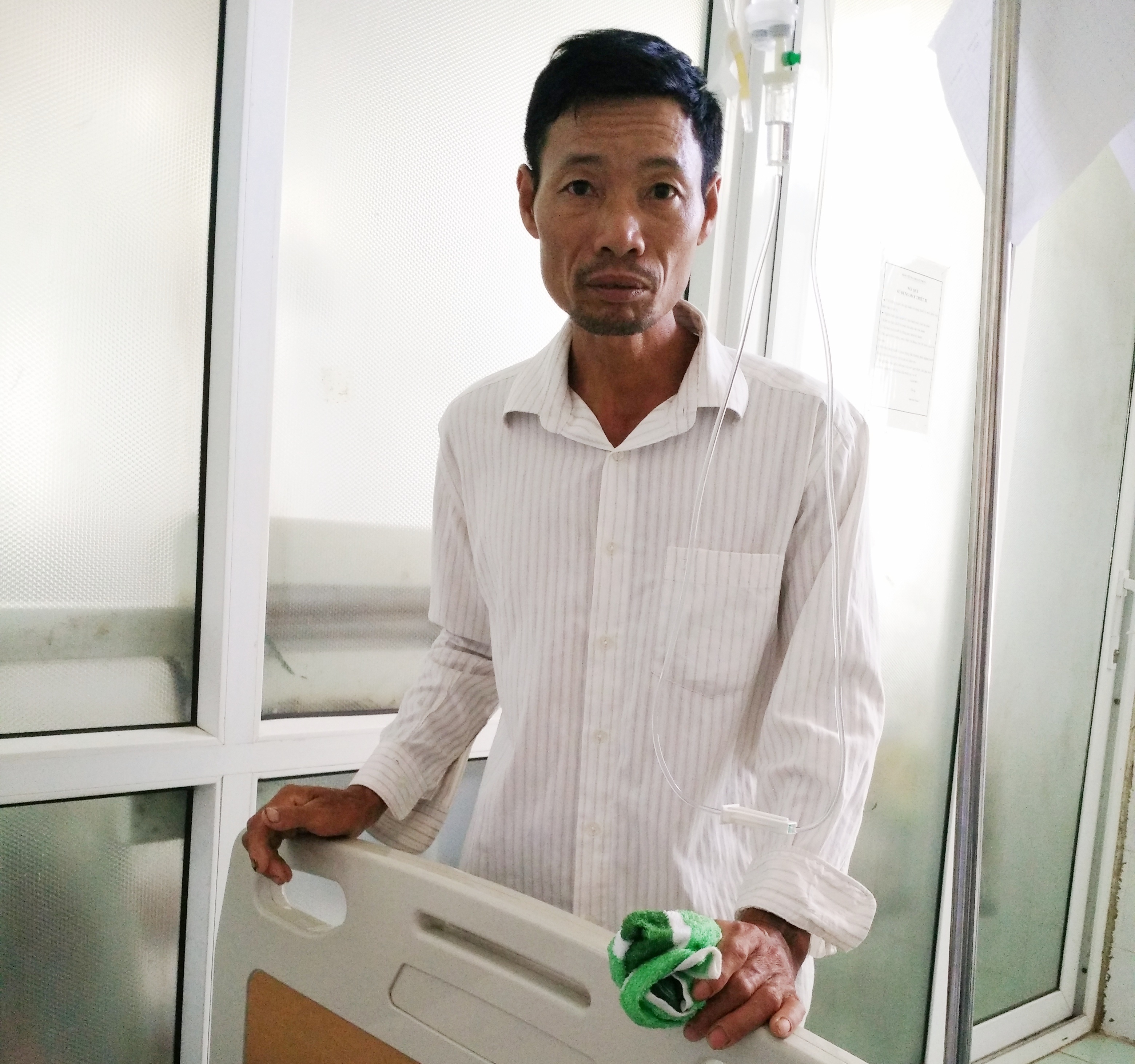 Nữ sinh vừa truyền nước vừa ôn thi trên giường bệnh - 2 Con bị bệnh phải bỏ thi, ông Phạm Văn Long rất mực lo lắng.
