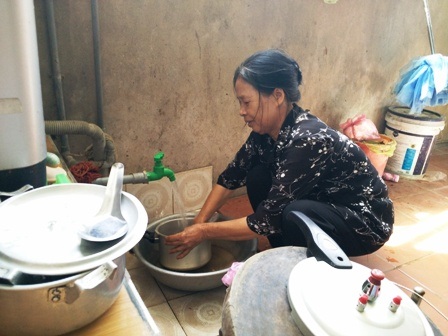 “Mong con đỗ đại học để trả ơn ông bà cho ở trọ” - 4 Được phục vụ thí sinh và phụ huynh ở xa đến là niềm vui của bà Dung.