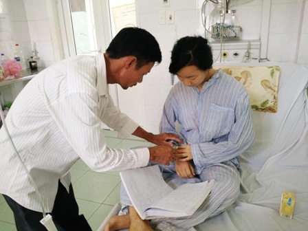 Nữ sinh vừa truyền nước vừa ôn thi trên giường bệnh - 3 Ông Long chăm sóc con gái mong sớm bình phục để trở lại thi môn cuối