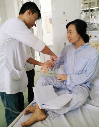 Nữ sinh vừa truyền nước vừa ôn thi trên giường bệnh - 4 Các y bác sỹ động viên, chăm sóc tận tình cho bệnh nhân đặc biệt của bệnh viện