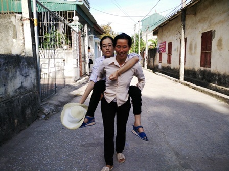 Người mẹ còm cõi cõng con gái liệt chân đi thi - 1 Cõng con 12 năm đến trường, đến khi con đi thi, bà Chắt lại đi theo để cõng con vào phòng thi