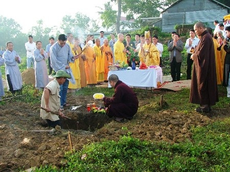 Nhiều tăng ni, phật tử có mặt làm Lễ khởi công trong ngày tôn tạo chùa Hoằng Phúc 