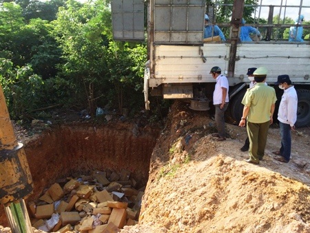 Quảng Bình: Tiêu hủy hơn 11 tấn gà nhập khẩu từ Hàn Quốc