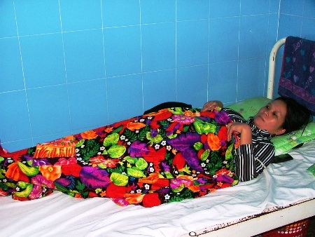 Sản phụ Trần Thị Phương đang hết sức lo lắng cho đứa con mới lọt lòng của mình