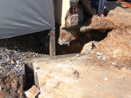 Hình ảnh móng tầng cấp nhà chị Lánh bị hở hoác.