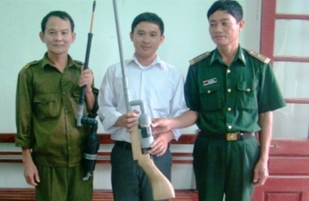 Thu hồi 4 khẩu súng tự chế nguy hiểm - 1 Người dân đến giao nộp súng tự chế