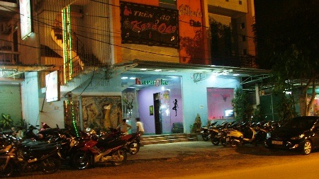 Quán karaoke “cháy” phòng dịp 20/10 - 2 Quán karaoke cháy phòng.