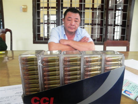 Một đối tượng vận chuyển đạn pháo bị lực lượng chức năng bắt giữ