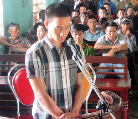 Ngồi “bóc lịch” vì đánh công an xã thương tích - 1 Bị cáo Nguyễn Mạnh Tuấn, ngồi bóc lịch vì dám đánh công an xã tại phiên tòa xét xử