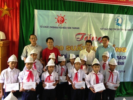 Quảng Bình: Trao 100 suất học bổng đến học sinh nghèo