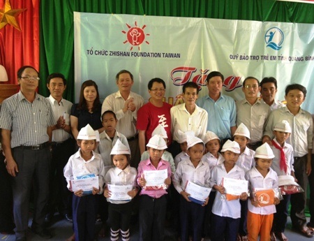 Trao học bổng đến các em học sinh ở xã đặc biệt khó khăn Thượng Trạch.